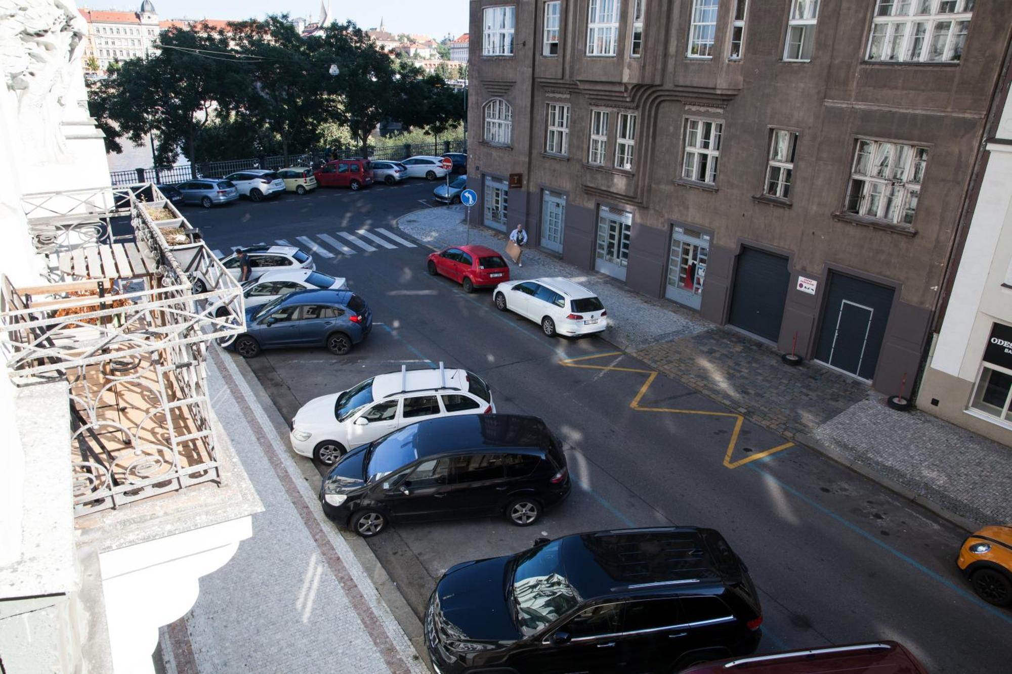 Apartment Spacious 2 Bedroom With Terrace Prague