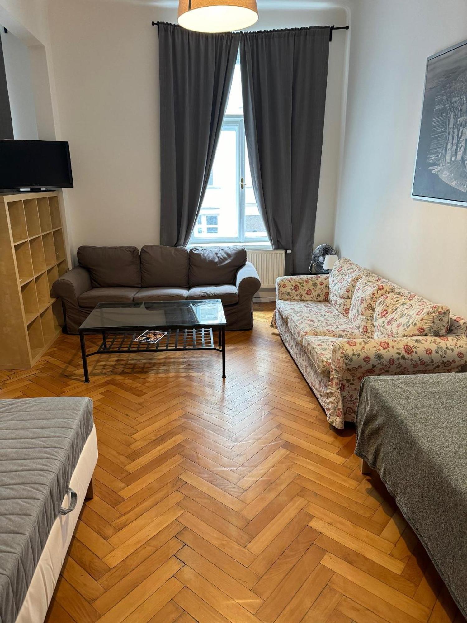 Apartment Spacious 2 Bedroom With Terrace Prague